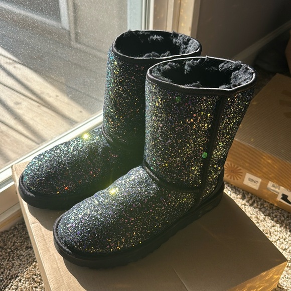 Cosmo UGG Classic Boots - Picture 1 of 5